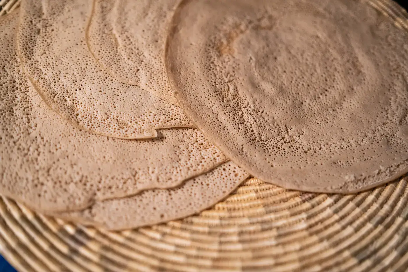Injera & Teff: Das glutenfreie Nationalbrot Äthiopiens